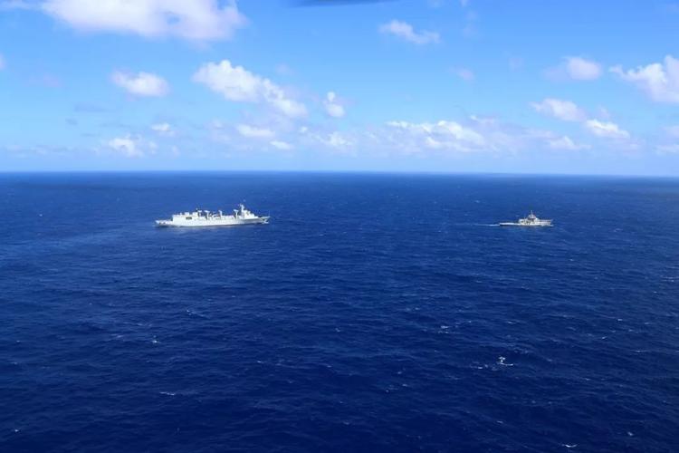 太平洋上的"救援":南部战区海军远海联合训练编队多手段演练综合救助