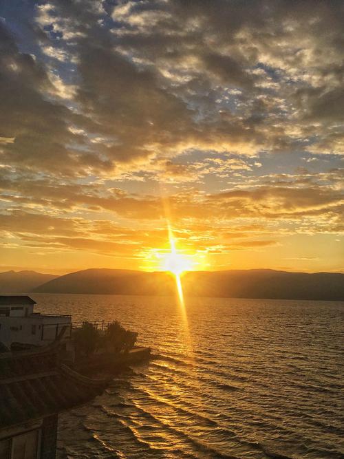 在大理洱海西海岸看到日出记录下这美丽的一刻