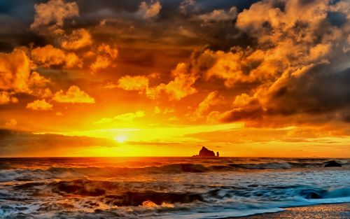 日落大海,沙滩,岩石,红色的天空 640x1136 iphone 5/5s/5c/se 壁纸