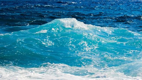 海浪浪花图片,分享一组大海海滨图片给大家,图中的桌面壁纸壁纸