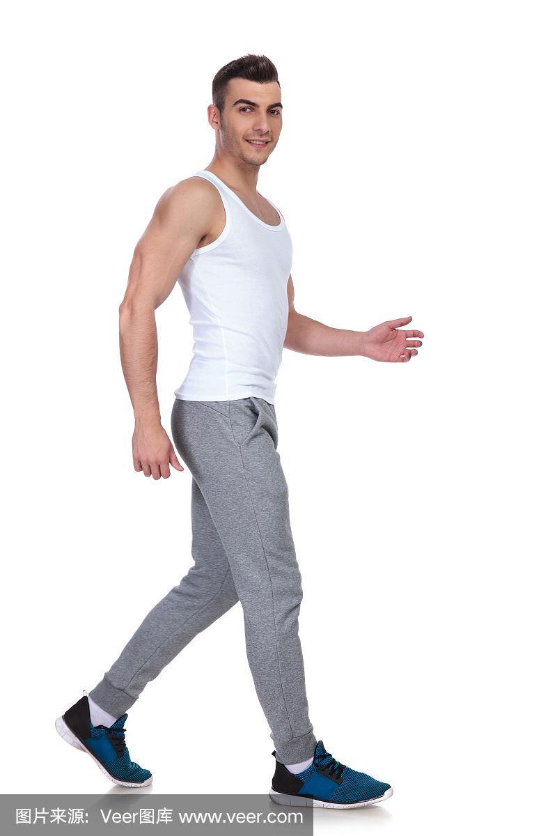 侧视图性感的肌肉男人在白色的顶部踏