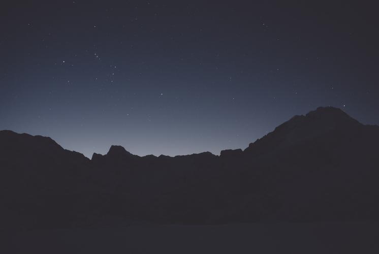 夜晚的山星空风景4k壁纸