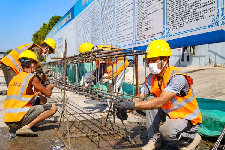8月3日,璧山来凤街道,建筑工人正在对国道244路线加紧施工.
