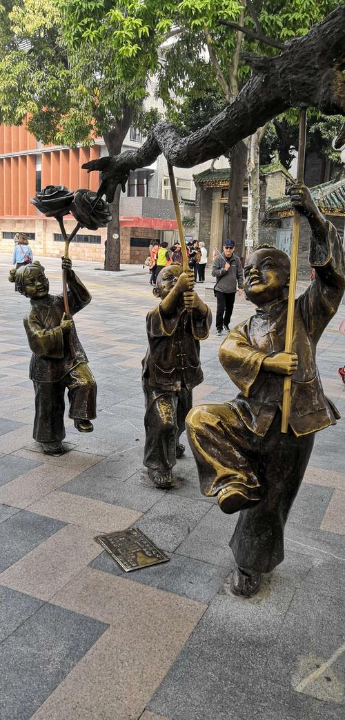 佛山祖庙门口:铜制雕塑——儿童舞狮