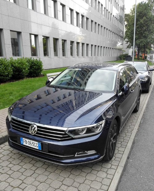 在德国,奔驰宝马是街车,最后一张车牌亮-新浪汽车