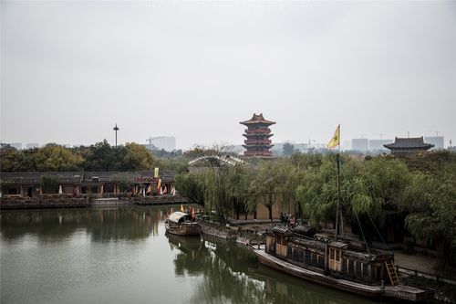 北宋都城汴京,即现在的河南开封.在北宋年间,汴京是相当繁华的!