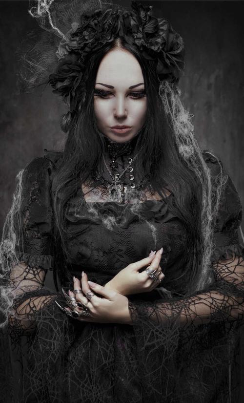 哥特式女人在暗黑中穿连衣裙的肖像