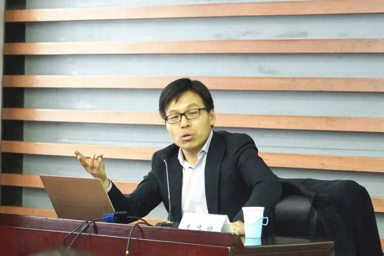 中央党校王海滨教授为第十六期团校暨第六期青马班学员授课