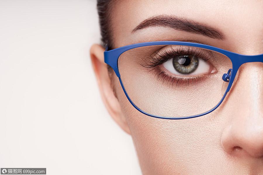 戴眼镜的长睫毛的女眼睛戴眼镜的模特视力矫正视力差眼镜架化妆,化妆