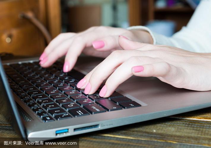女学习者在笔记本电脑键盘上打字