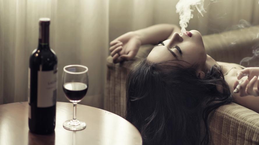 吸烟的美女心情沙发葡萄酒桌面壁纸