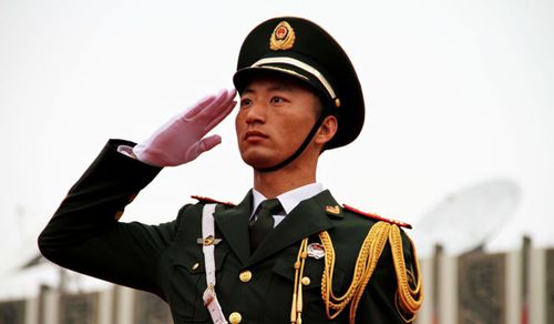 但相信大家最爱的还是我们中国军人那笔挺而又坚定的军礼!向军人致敬!