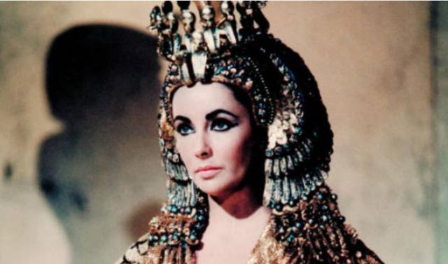 她是埃及的传奇女法老,用美艳征服世界,同时也因美貌而葬送一生