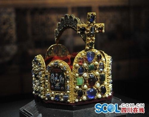 在众多展出作品中,难得一见的"神圣罗马帝国皇冠"是此次展出作品中的