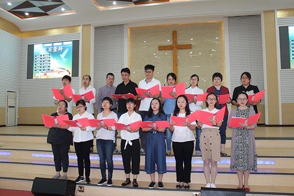 华东神学院毕业生在崇拜中献唱,受到营口教会主任牧师侯玉洁和延吉敎