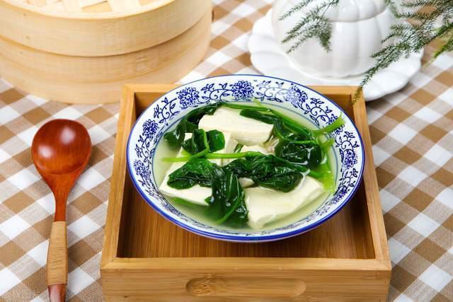 一到冬天,很多人就喜欢吃菠菜豆腐汤,这道菜确实是一道营养美味的蔬菜