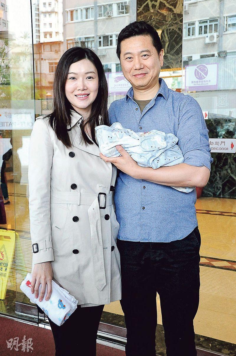 新任妈妈叶翠翠产后五天精神不错,与老公,儿子首次一家三口见传媒.