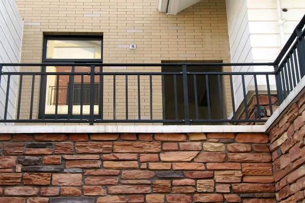 并且在检查阳台栏杆时,注意阳台栏杆和扶手制作与安装所用材料的材质