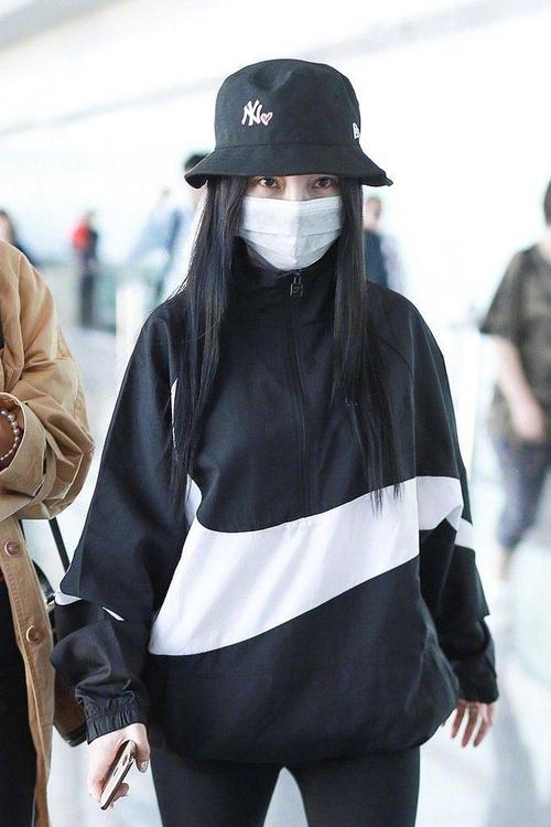 李小璐这回低调穿黑色运动服配渔夫帽走机场低调起来更有气质