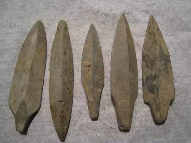石箭头和石斧新石器时代的石兵,人工磨制精良,兵器平泽锐利,与现代