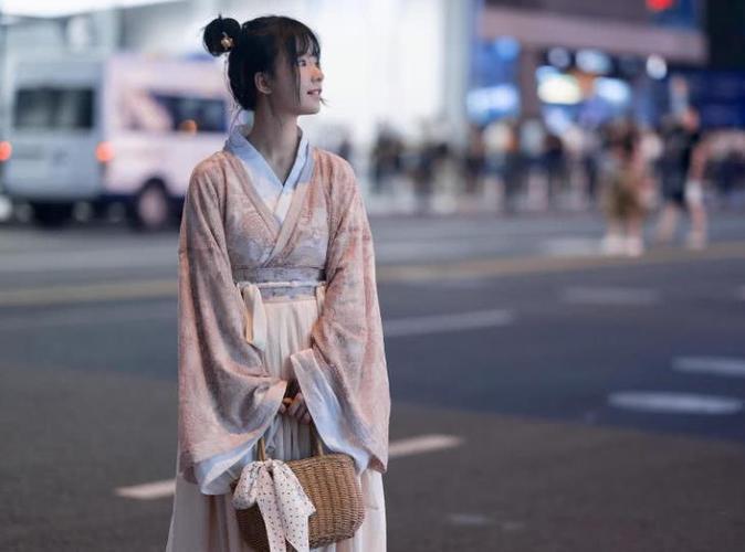 为何日本美女穿和服是正常现象,中国穿汉服却被围观?只因这个字