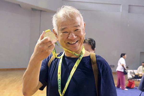 吕建国,70岁,平煤神马集团退休,抖空竹是他的主要健身项目.