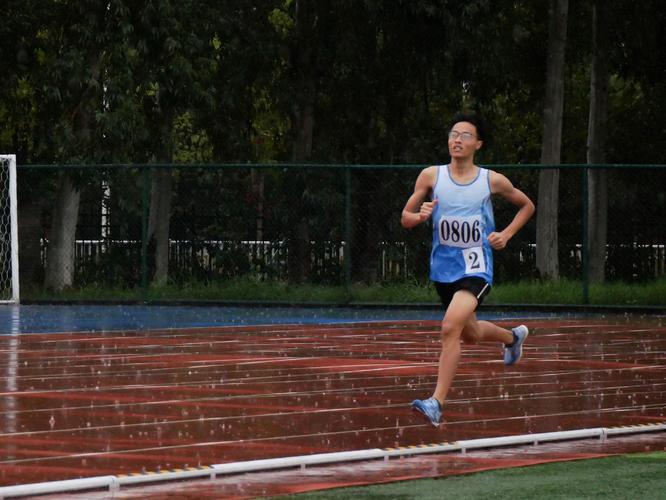 运动员在雨中跑步 杨林杉摄.jpg