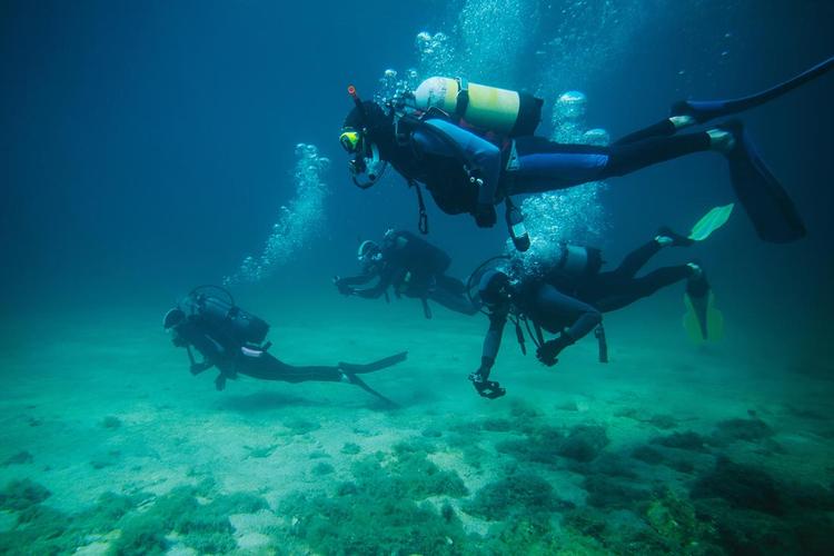 海底潜水员特写高清图片
