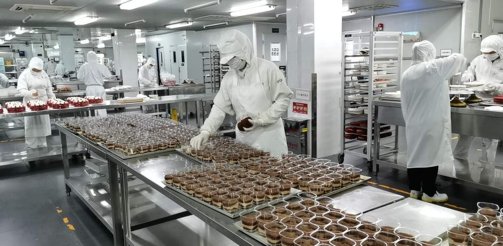 在长沙仟吉西点生产车间,20多名糕点师正各司其职,生产各式各样的西点