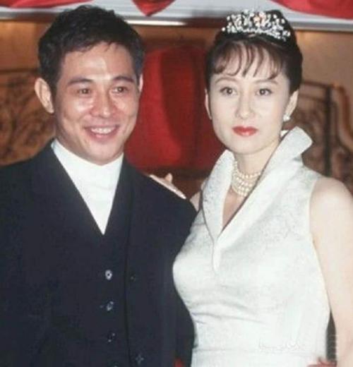 31年前李连杰为娶利智抛弃原配,31年后又给了20亿,真爱无疑