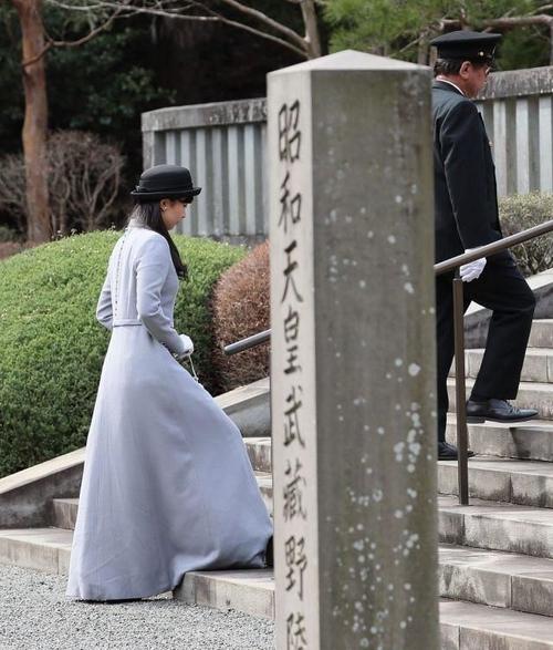 基督教大学毕业的秋筱宫家次女佳子公主在日本东京参拜昭和天皇陵墓