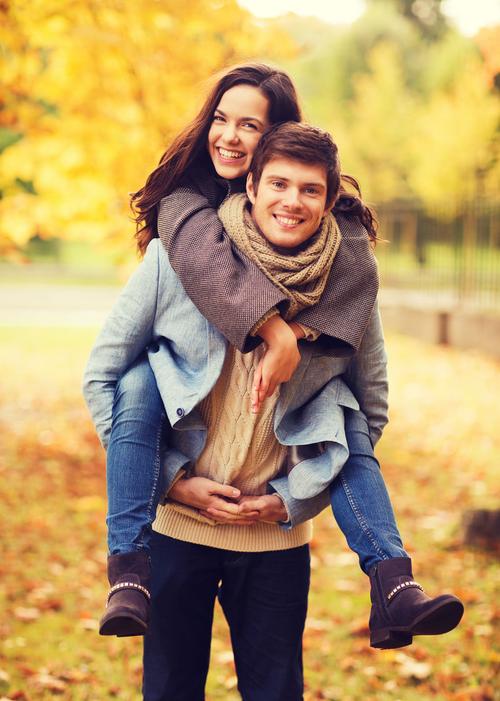 爱,关系,家庭和人的概念——秋园微笑的情侣拥抱