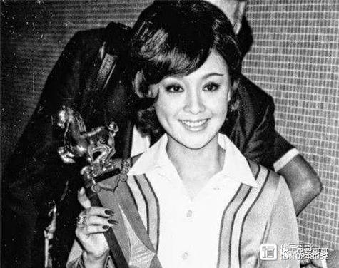 邝美宝是当时香港一带的名模,曾任谭咏麟mv女主.