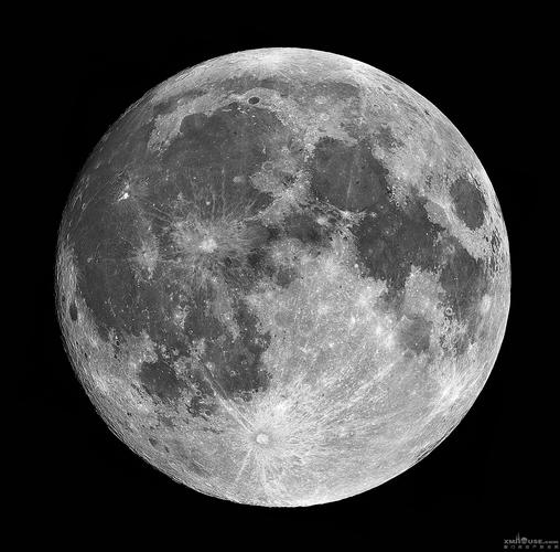 可以看出真实的月球,陨石坑周围只有放射线,没有圆圈围绕.