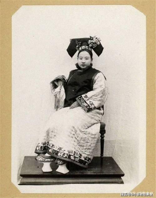 法国人拍摄的100年前清朝宫女形象照,这为宫女看上去春意盎然,应该是