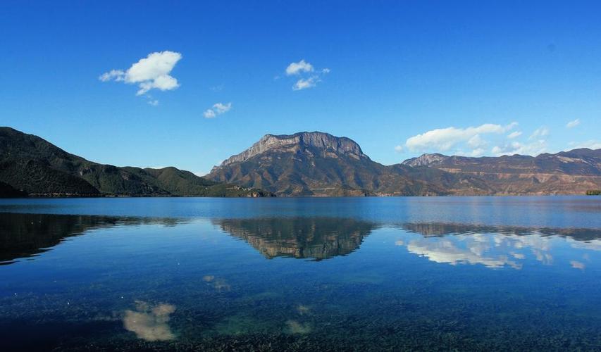 抖音最火背景图片蓝色泸沽湖景点风景桌面壁纸