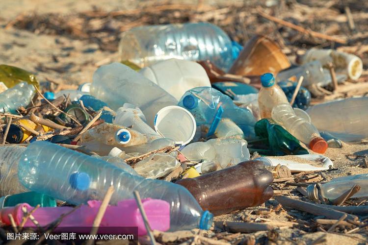 垃圾洒在大城市的海滩上.空的用过的脏塑料瓶.空的用过的脏塑料瓶.
