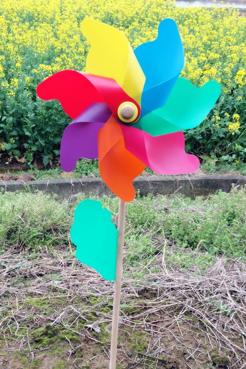 儿童玩具风车木制七彩大风车厂家幼儿园公园装饰塑料风车