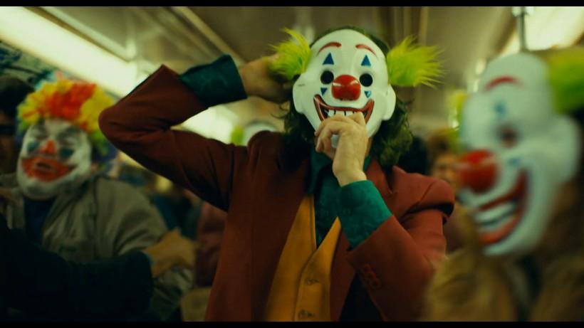 小丑电影正式公布终极预告预告展现小丑从忧郁逐渐走向癫狂的过程