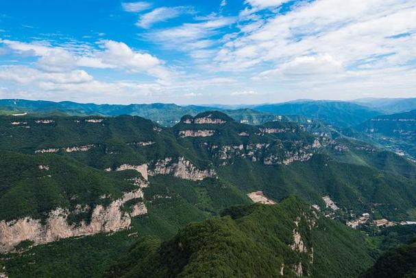 山西省临汾市乡宁县的一处5a级旅游景点,拥有丰富的自然资源,人文景观