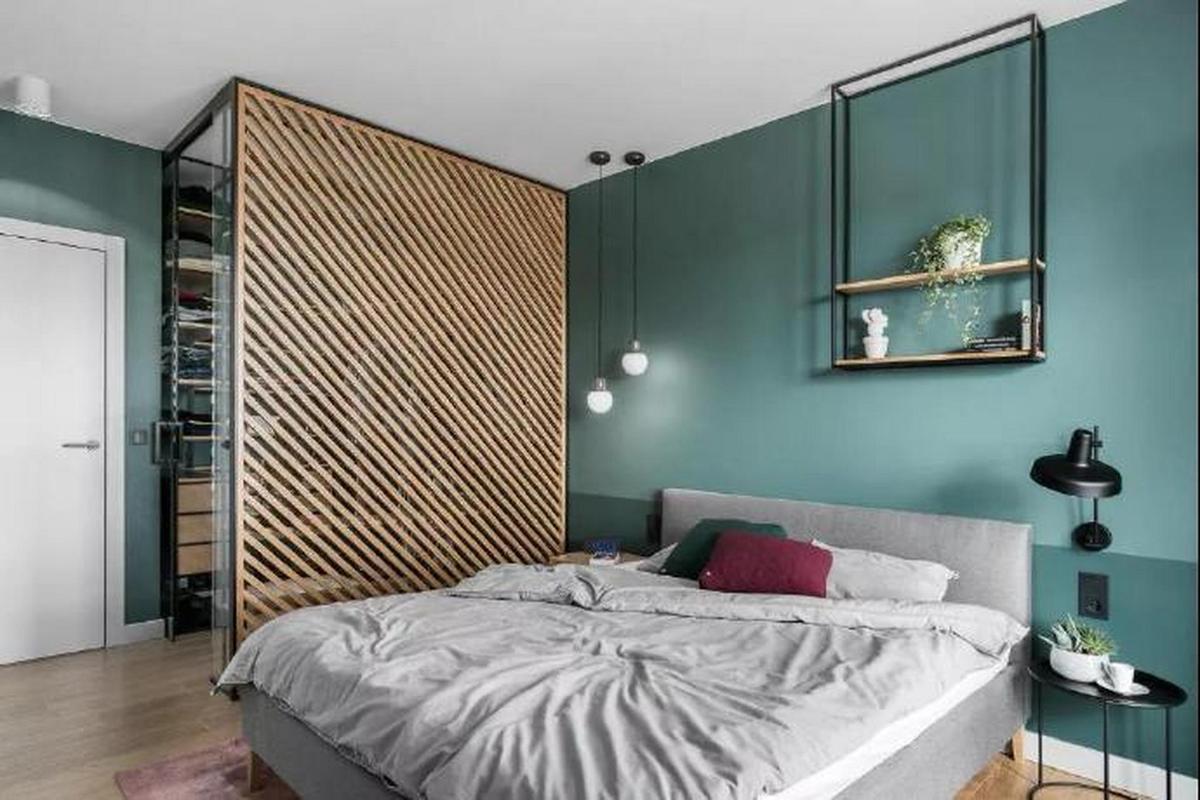 太爱这种北欧风的卧室设计了,原木衣柜 翠绿背景墙,格调感满分!