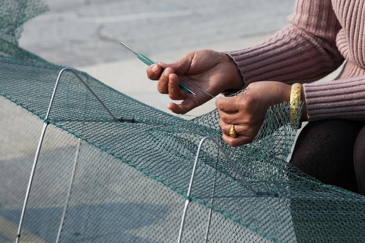 美丽的巧手编织漂亮的渔网