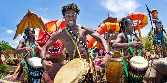看着热情奔放的非洲人表演唱歌跳舞,我们的心里也便的热情洋溢,跟着