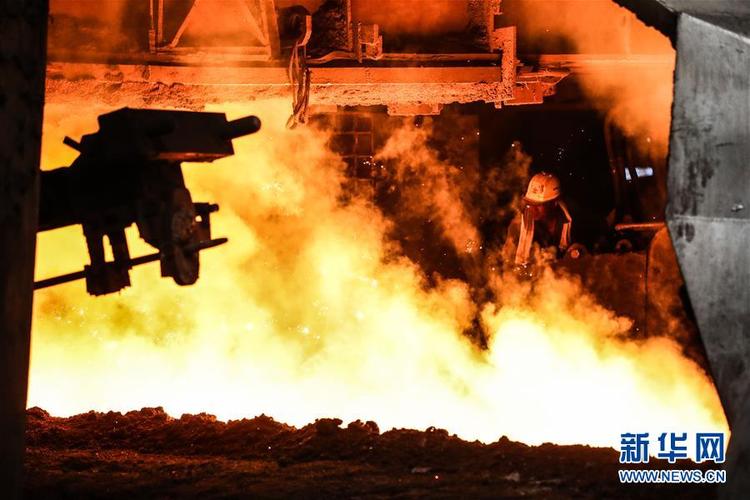 2019年7月5日,工人在鞍钢集团鞍钢股份炼铁总厂新四号高炉进行生产