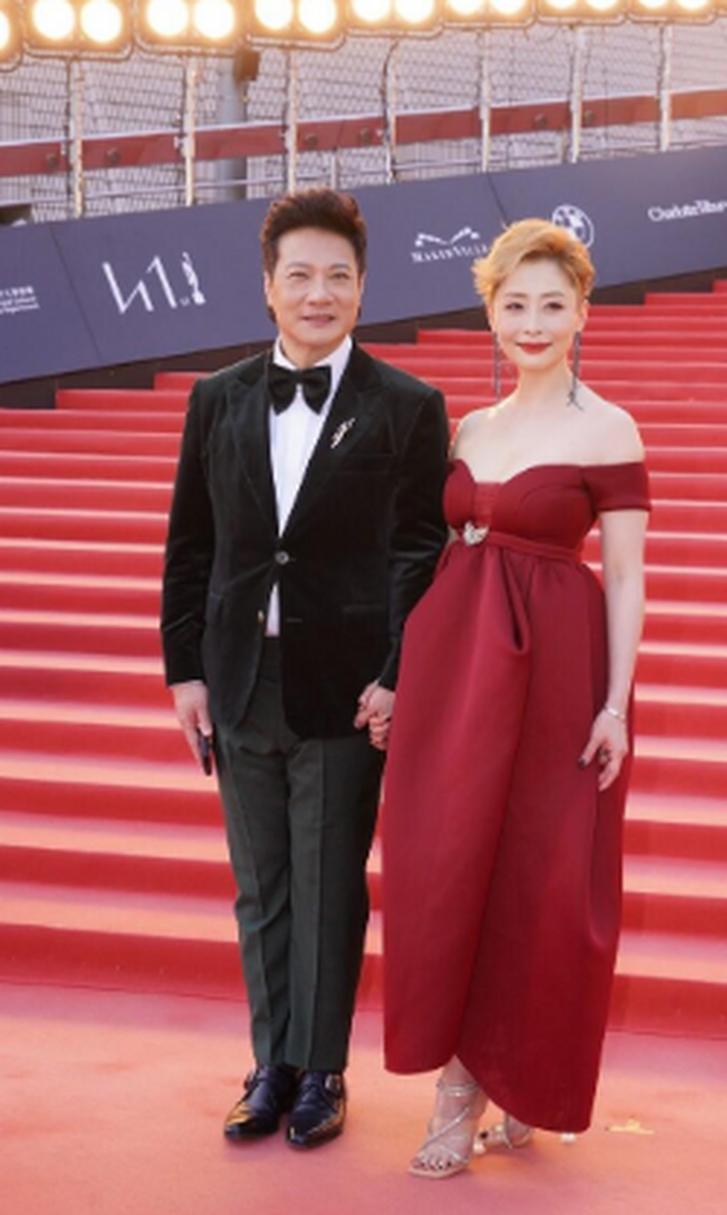 钱嘉乐和妻子汤盈盈亮相第41届香港电影金像奖红毯!#钱嘉乐