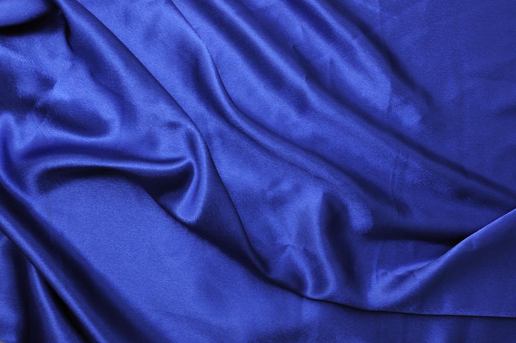 深蓝色丝绸,暗蓝色真丝褶皱背景