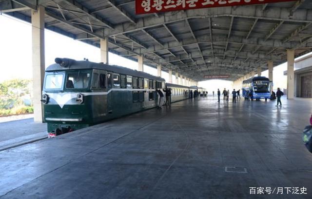 实拍朝鲜咸兴火车站,绿皮车厢,候车室沙发座椅