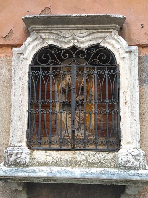 清晨再拍千年古城威尼斯,斑驳的墙与光影,铁窗铁门,处处呈现漫长历史
