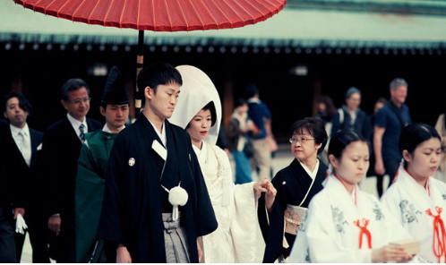 图为日本传统婚礼现场,婚礼上,日本女人一定是穿白色衣服,因为日本人