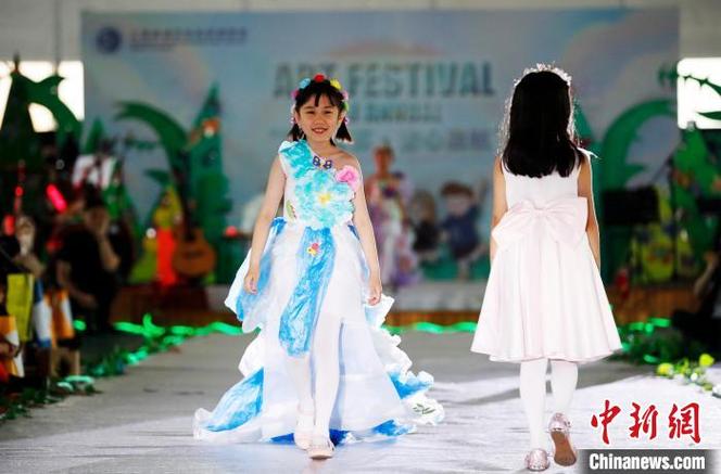 六一儿童节:上海小学生t台演绎环保服装秀-中新网